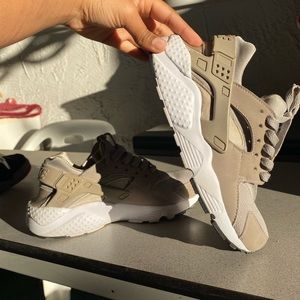 nike air huarache cobblestone white